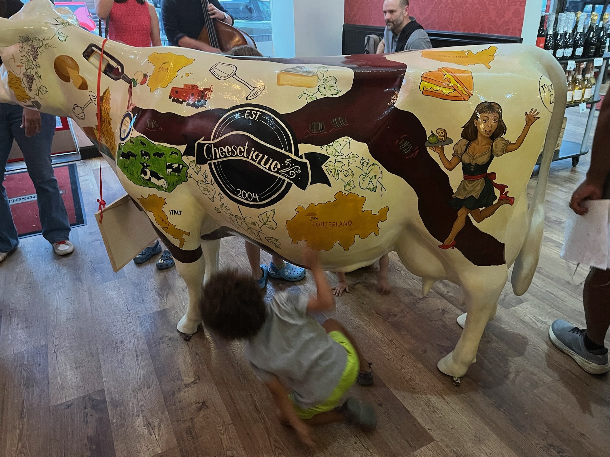 Belle Ray - Side view showing Cheesetique logo